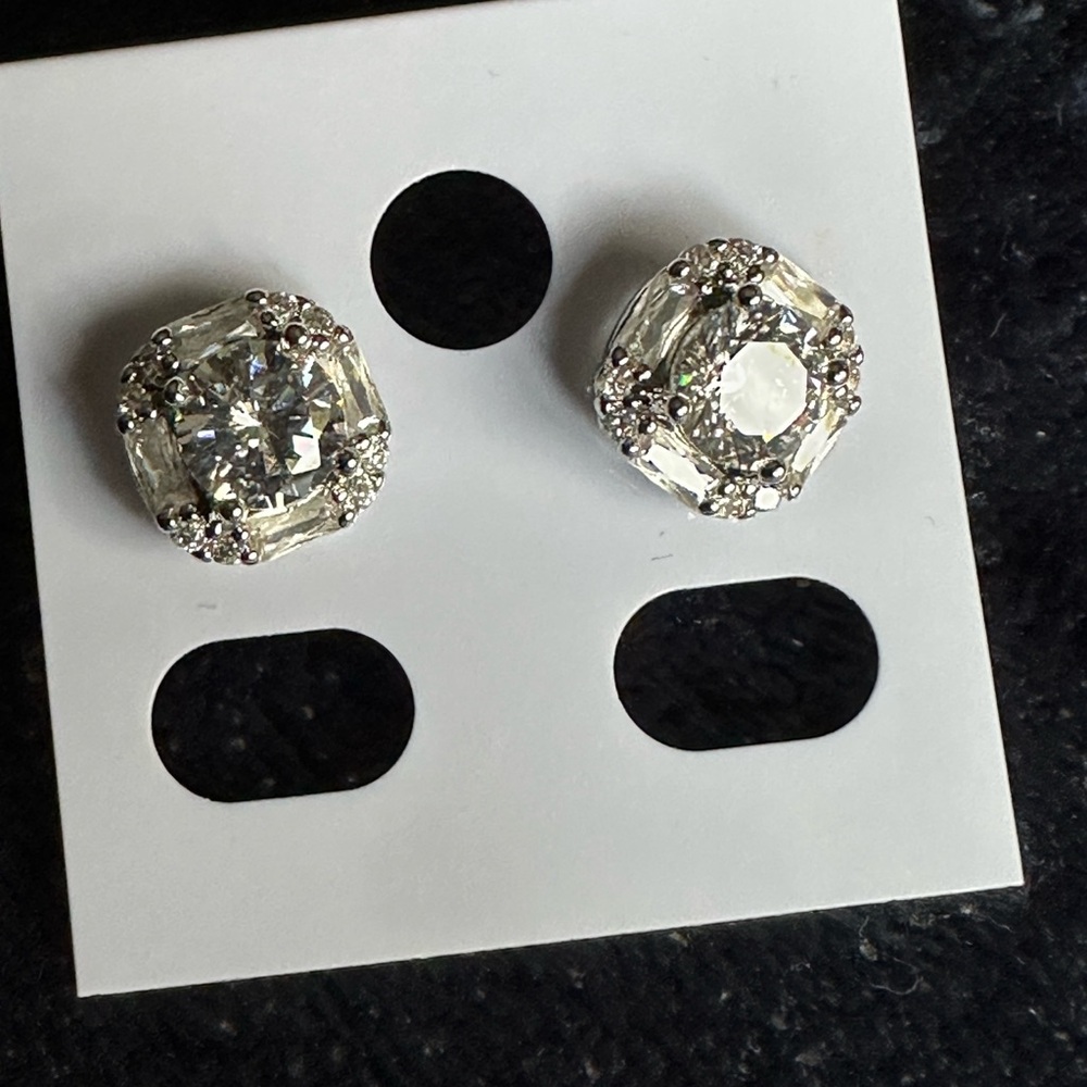 Beautiful classic square style timeless earrings ✨ - Picture 7 of 10
